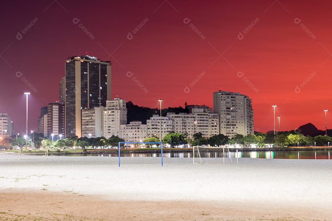 céu com a cor vermelha, sob a influência das cinzas do vulcão de Tonga na enseada de Botafogo no Rio de Janeiro.