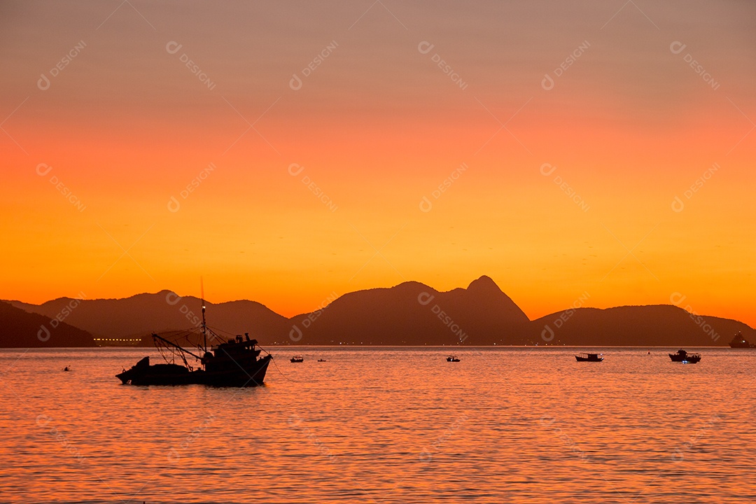 Amanhecer na praia vermelha no Rio de Janeiro, Brasil.