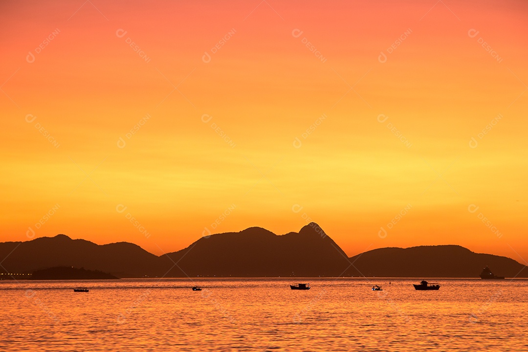 Amanhecer na praia vermelha no Rio de Janeiro, Brasil.