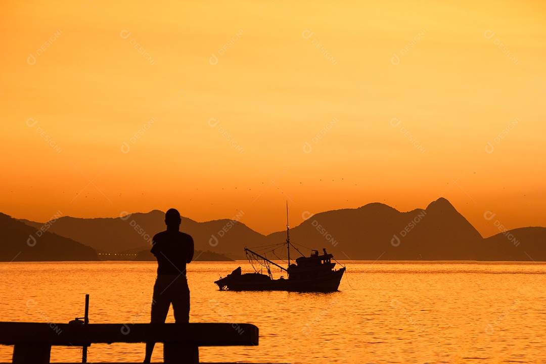 Amanhecer na praia vermelha no Rio de Janeiro, Brasil.