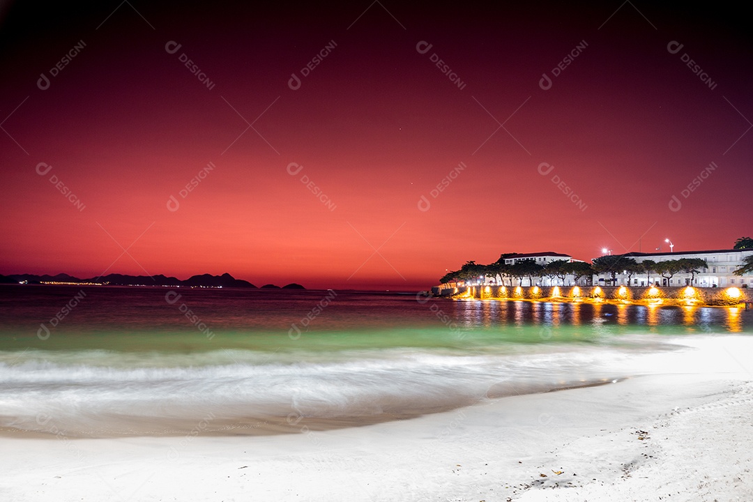 nascer do sol na praia de Copacabana, no Rio de Janeiro, Brasil.