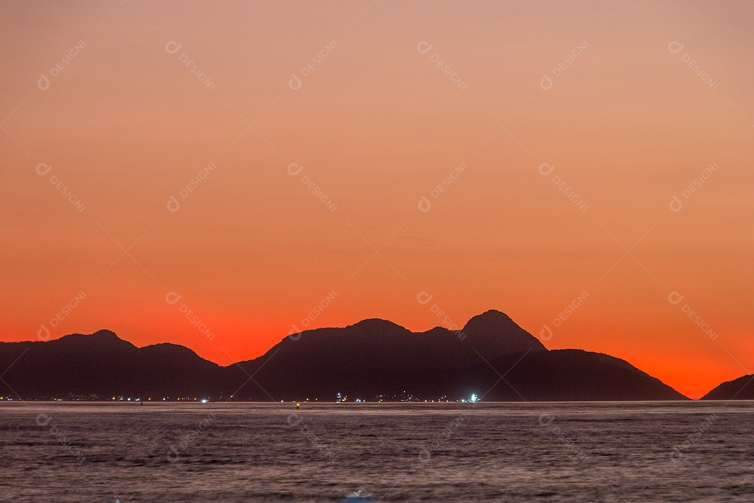 nascer do sol na praia de Copacabana, no Rio de Janeiro, Brasil.