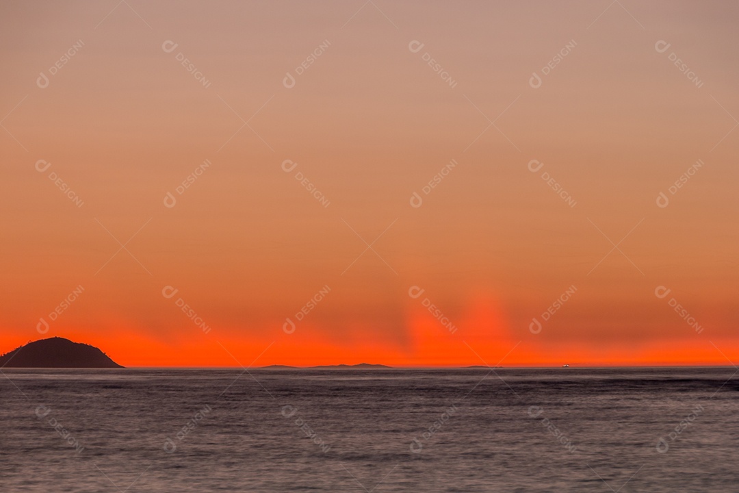 nascer do sol na praia de Copacabana, no Rio de Janeiro, Brasil.