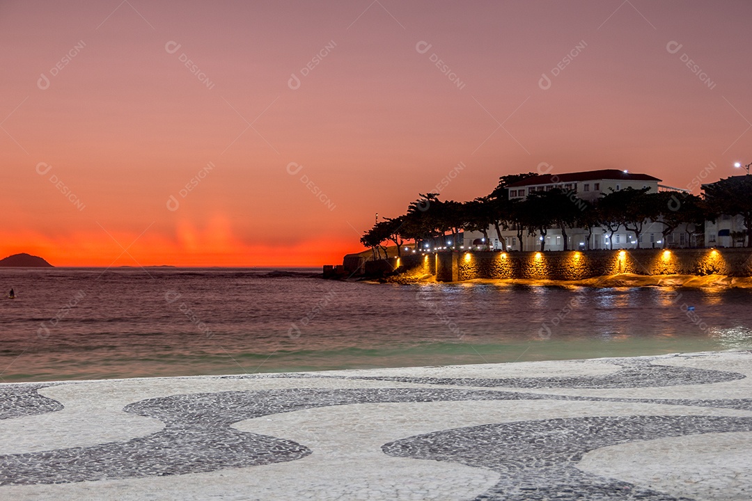 nascer do sol na praia de Copacabana, no Rio de Janeiro, Brasil.