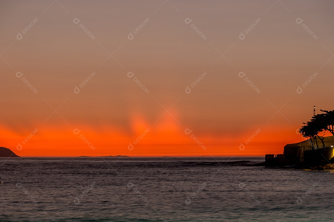 nascer do sol na praia de Copacabana, no Rio de Janeiro, Brasil.