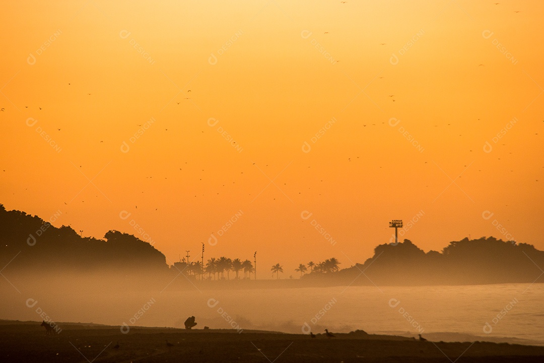 nascer do sol na praia de ipanema no Rio de Janeiro, Brasil.