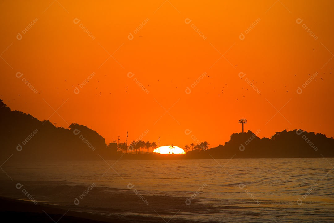 nascer do sol na praia de ipanema no Rio de Janeiro, Brasil.