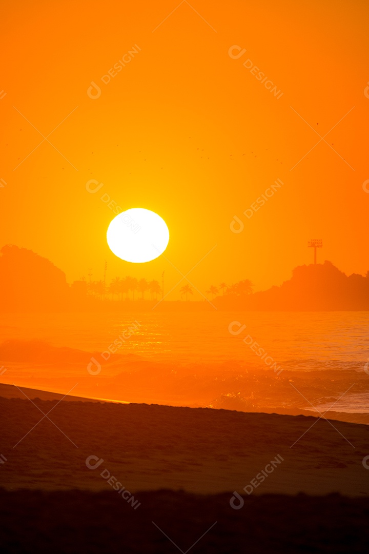 nascer do sol na praia de ipanema no Rio de Janeiro, Brasil.