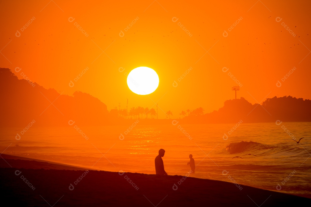 nascer do sol na praia de ipanema no Rio de Janeiro, Brasil.