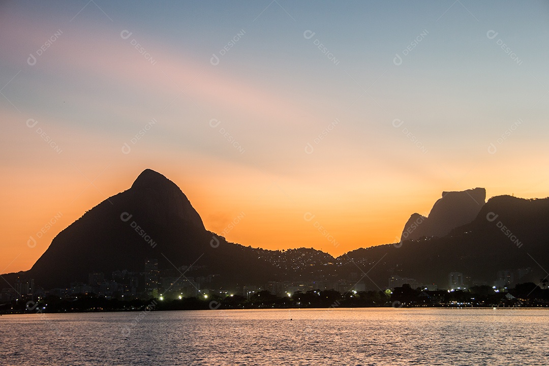 Pôr do sol na Lagoa Rodrigo de Freitas no Rio de Janeiro, Brasil.