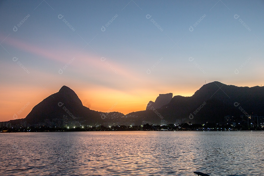 Pôr do sol na Lagoa Rodrigo de Freitas no Rio de Janeiro, Brasil.