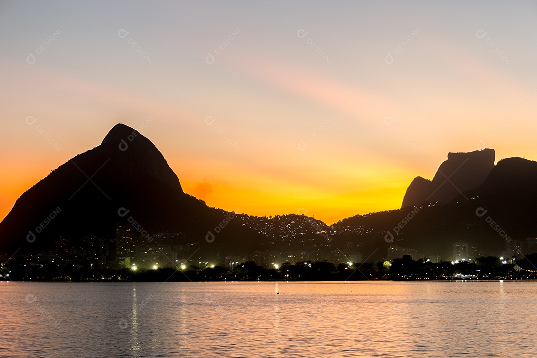 Pôr do sol na Lagoa Rodrigo de Freitas no Rio de Janeiro, Brasil.