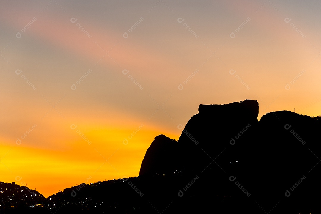 Pôr do sol na Lagoa Rodrigo de Freitas no Rio de Janeiro, Brasil.