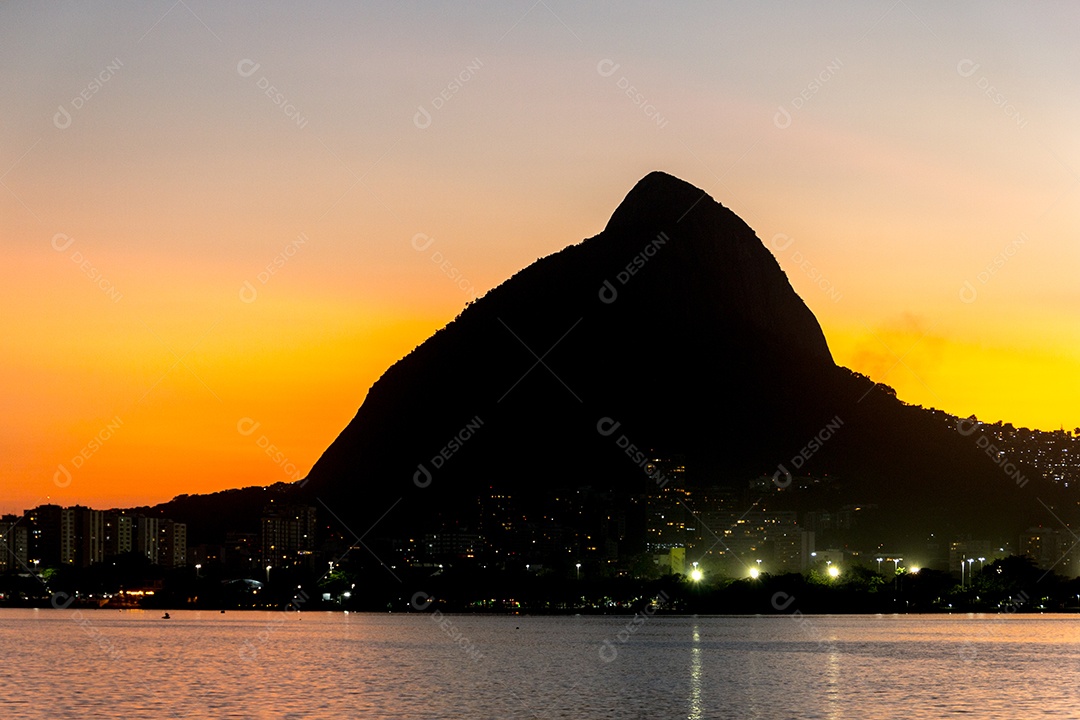 Pôr do sol na Lagoa Rodrigo de Freitas no Rio de Janeiro, Brasil.