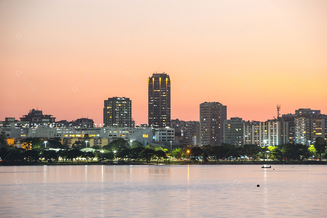 Pôr do sol na Lagoa Rodrigo de Freitas no Rio de Janeiro, Brasil.