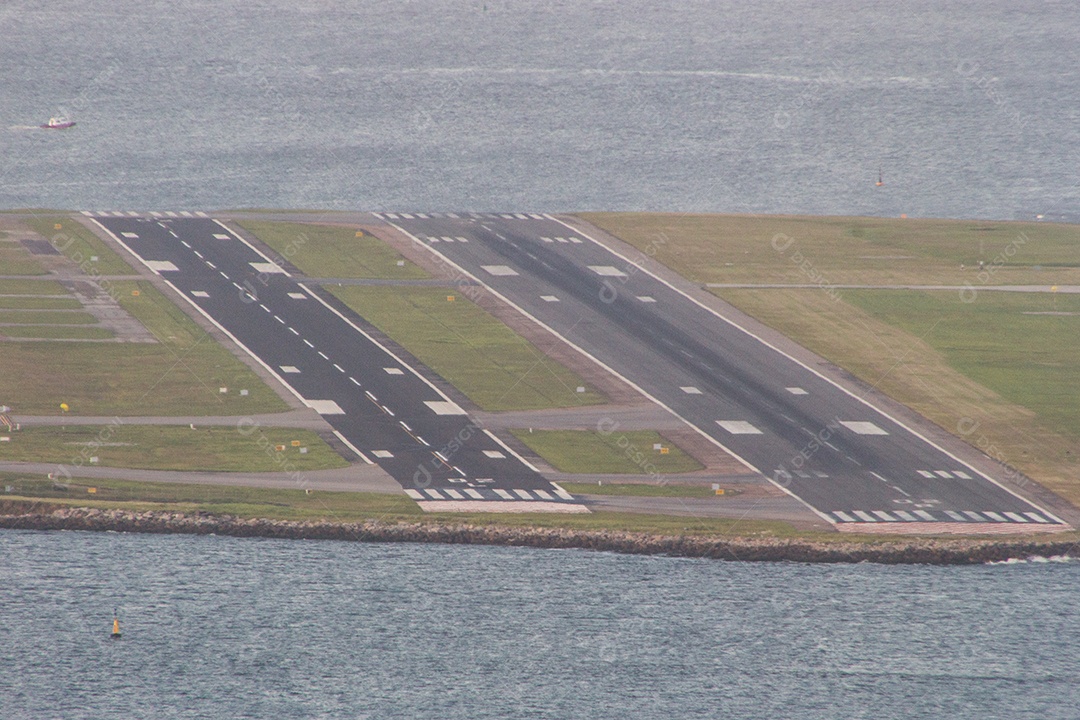 pista do Aeroporto Santos Dumont, no Rio de Janeiro, Brasil.