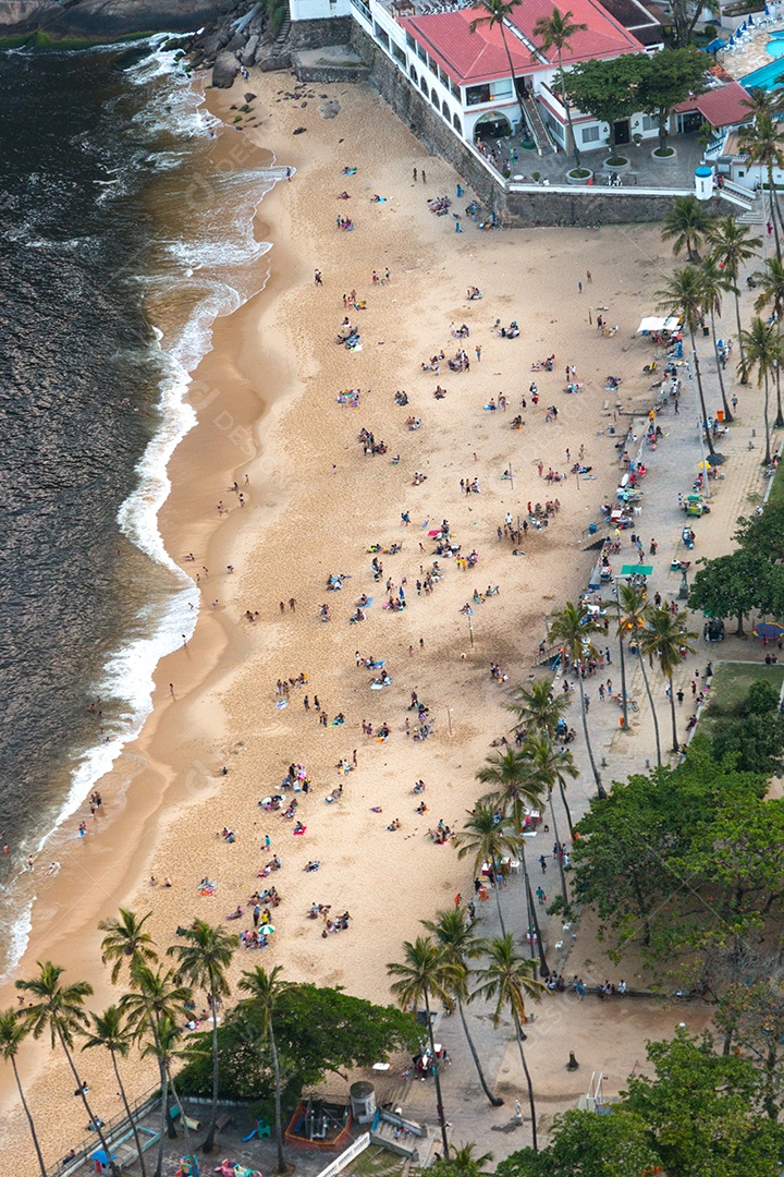 praia vermelha da Urca, vista do alto do Morro da Urca, no Rio de Janeiro.