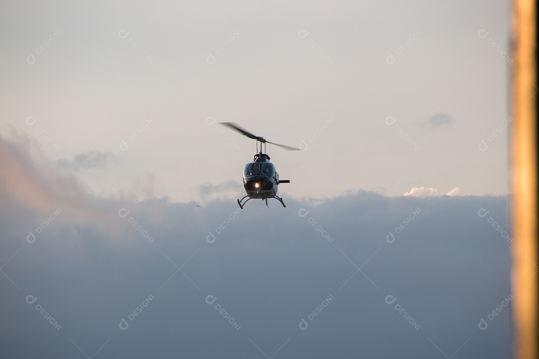 helicóptero sobrevoando o céu no Rio de Janeiro.