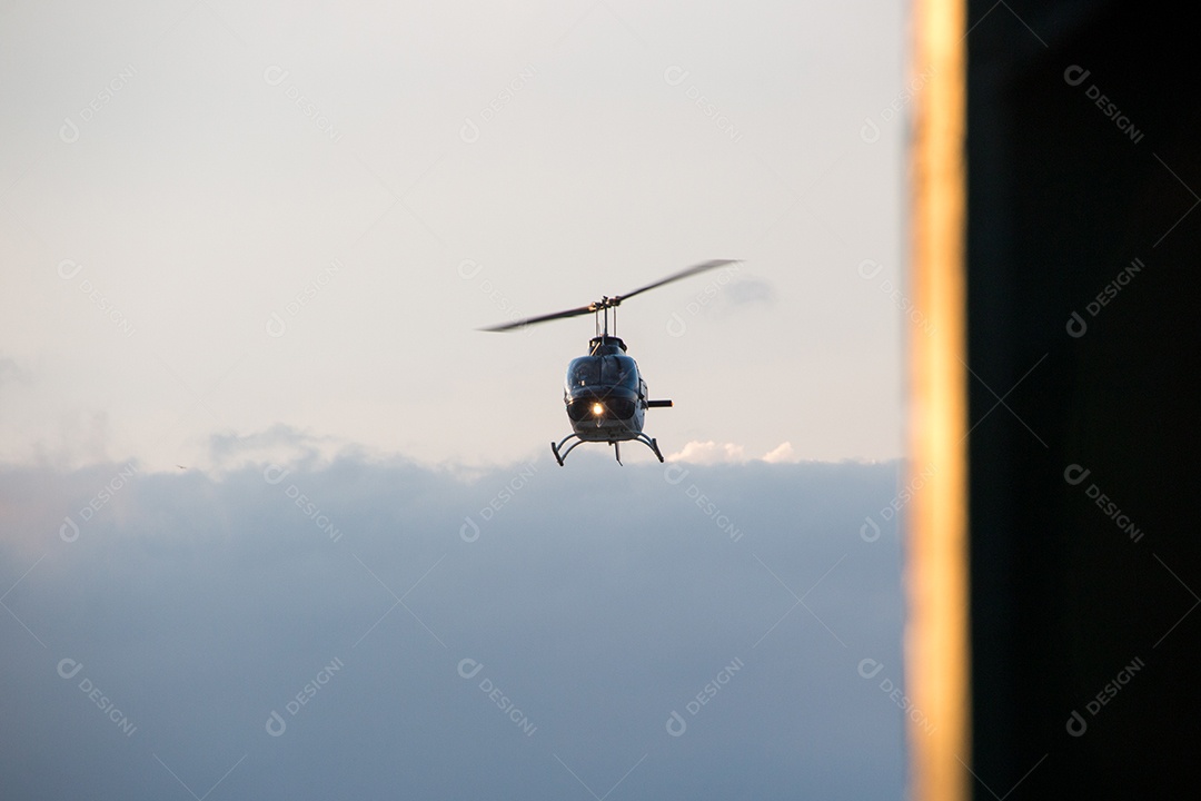 helicóptero sobrevoando o céu no Rio de Janeiro.