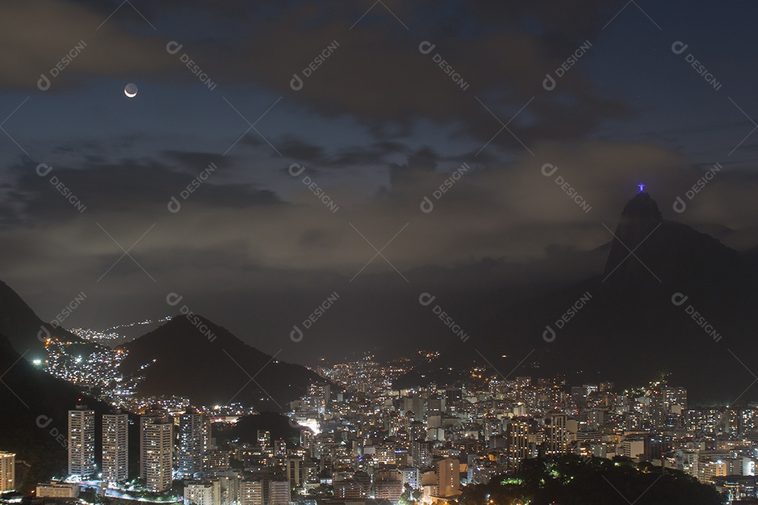 visão noturna do alto do morro da urca no Rio de Janeiro.