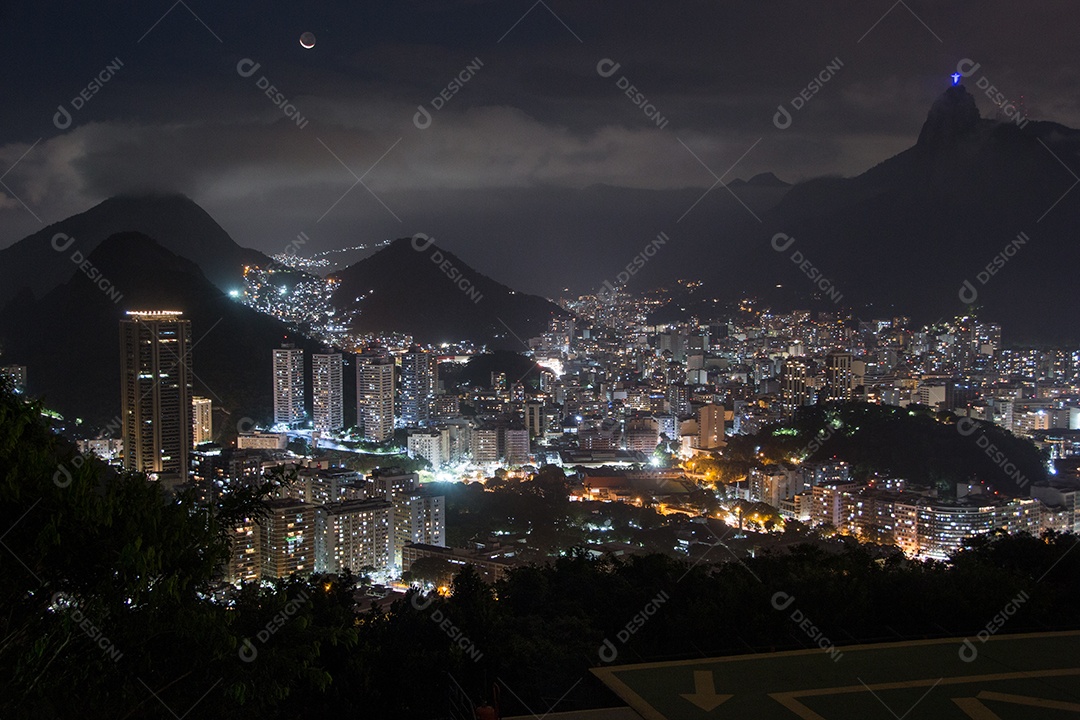 visão noturna do alto do morro da urca no Rio de Janeiro.
