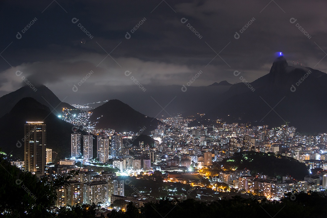 visão noturna do alto do morro da urca no Rio de Janeiro.