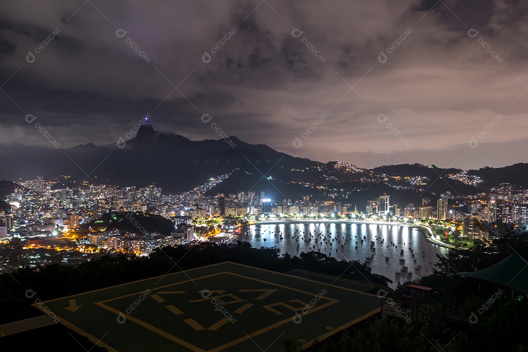 visão noturna do alto do morro da urca no Rio de Janeiro.