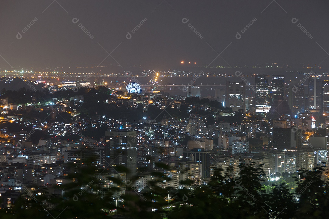 visão noturna do alto do morro da urca no Rio de Janeiro.