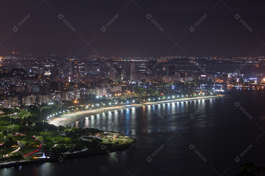 visão noturna do alto do morro da urca no Rio de Janeiro.