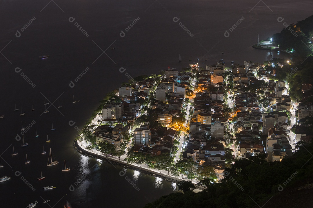ilumina o bairro da urca no Rio de Janeiro.