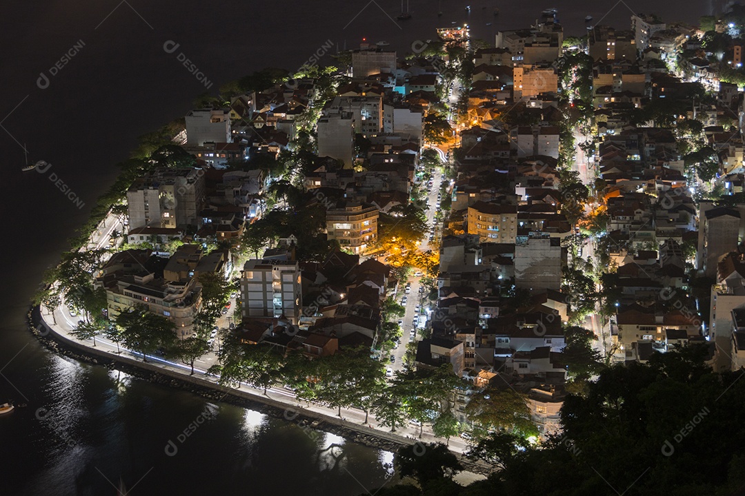 ilumina o bairro da urca no Rio de Janeiro.