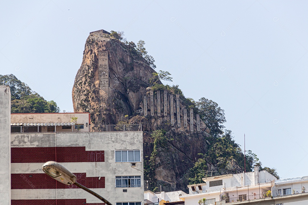 conhecido morro com bico inhanga, localizado em Copacabana Rio de Janeiro brasil.