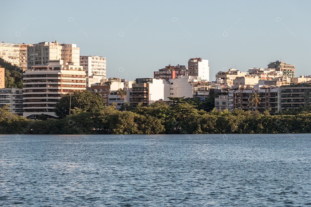 pôr do sol na Lagoa Rodrigo de Freitas, no Rio de Janeiro.