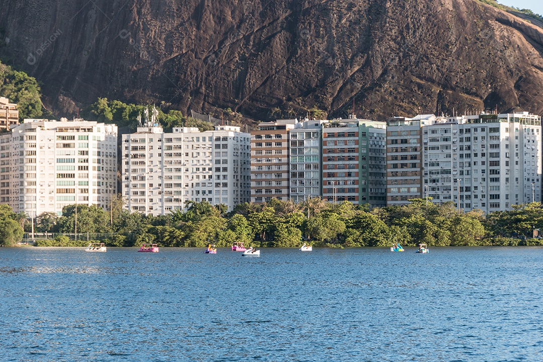 pôr do sol na Lagoa Rodrigo de Freitas, no Rio de Janeiro.