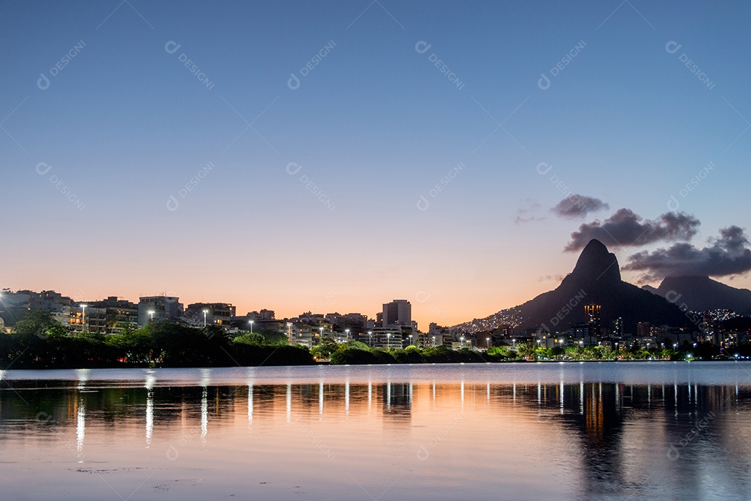 pôr do sol na Lagoa Rodrigo de Freitas, no Rio de Janeiro.