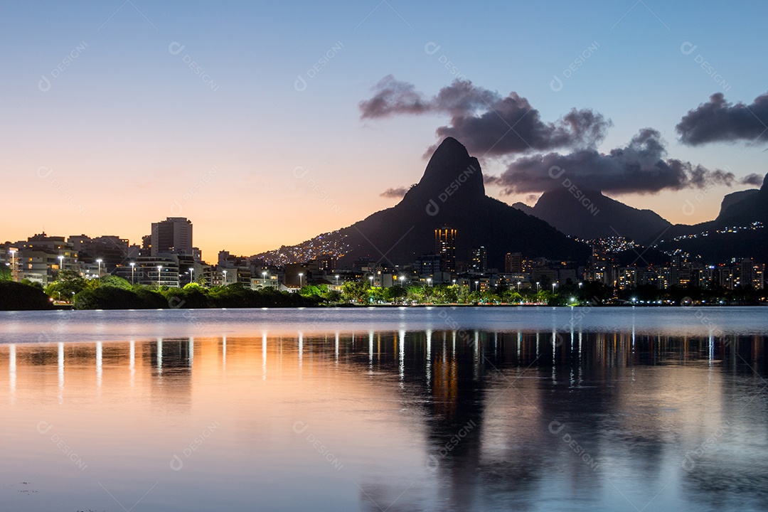 pôr do sol na Lagoa Rodrigo de Freitas, no Rio de Janeiro.