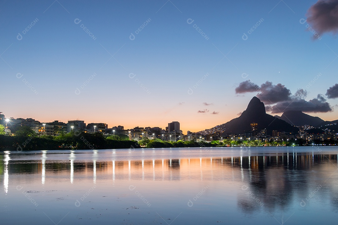 pôr do sol na Lagoa Rodrigo de Freitas, no Rio de Janeiro.