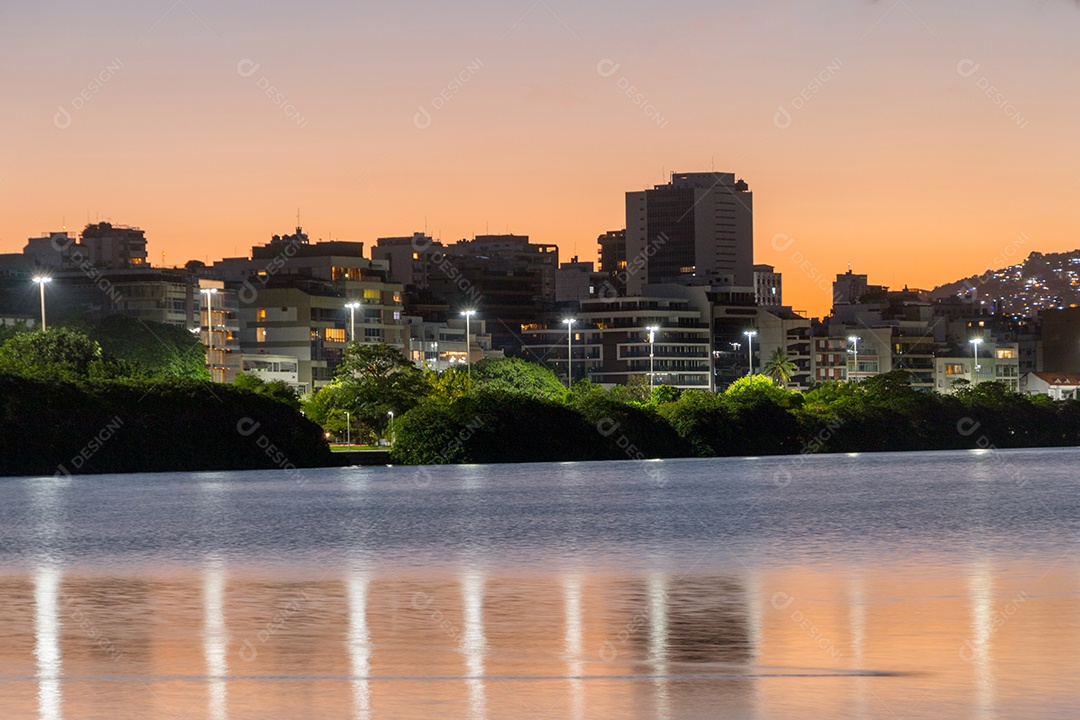 pôr do sol na Lagoa Rodrigo de Freitas, no Rio de Janeiro.