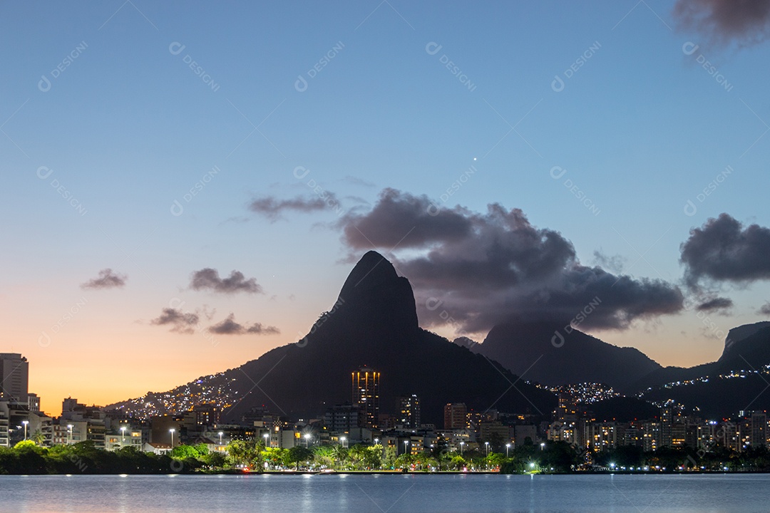 pôr do sol na Lagoa Rodrigo de Freitas, no Rio de Janeiro.