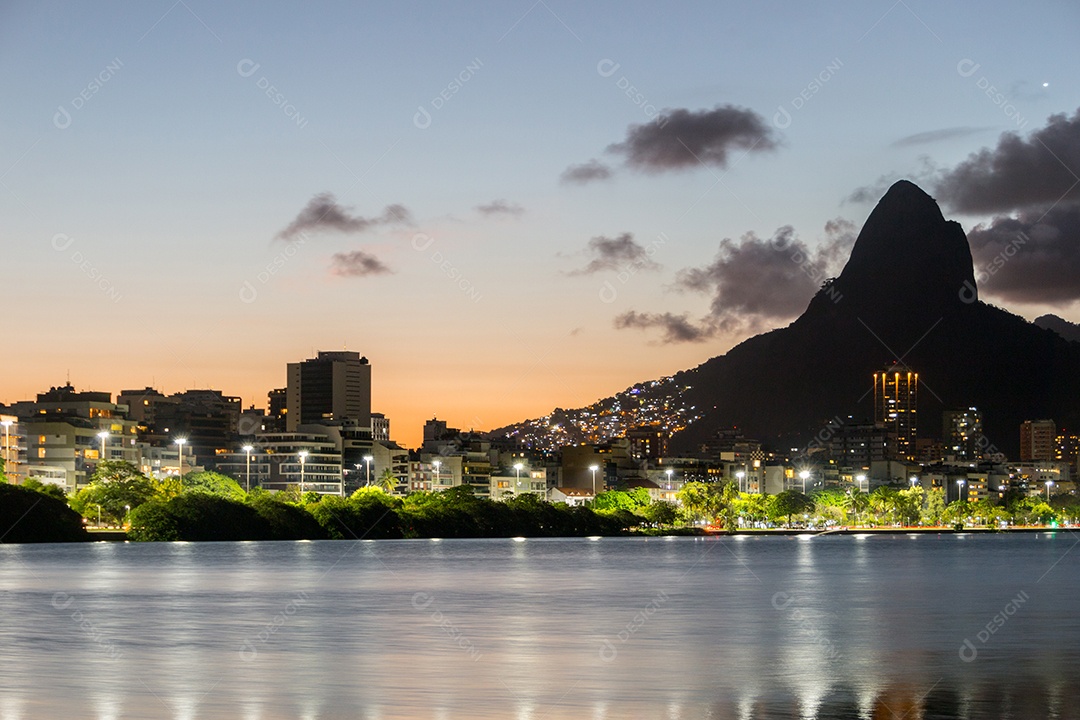 pôr do sol na Lagoa Rodrigo de Freitas, no Rio de Janeiro.