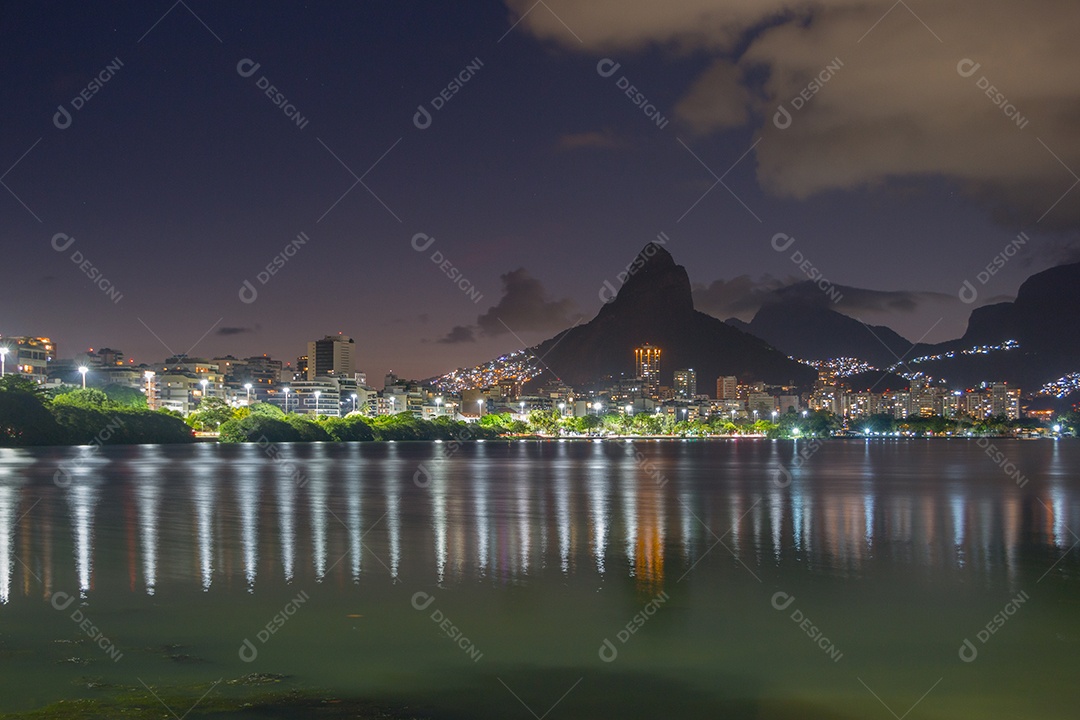 pôr do sol na Lagoa Rodrigo de Freitas, no Rio de Janeiro.