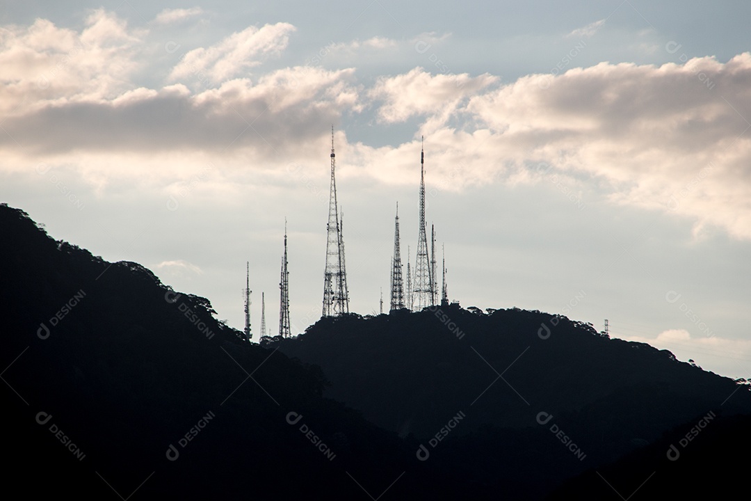 Vista das antenas de comunicação do alto do morro de sumare, no Rio de Janeiro.