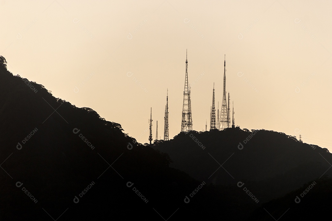 Vista das antenas de comunicação do alto do morro de sumare, no Rio de Janeiro.