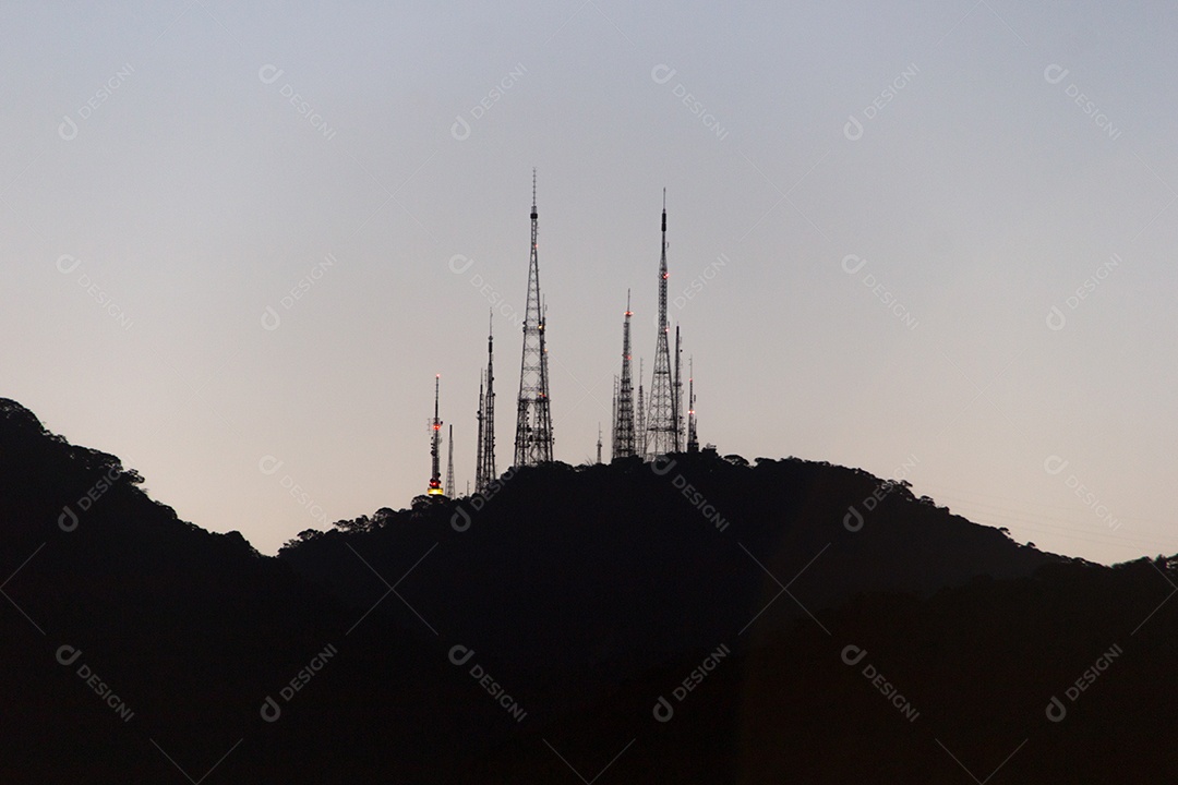 Vista das antenas de comunicação do alto do morro de sumare, no Rio de Janeiro.