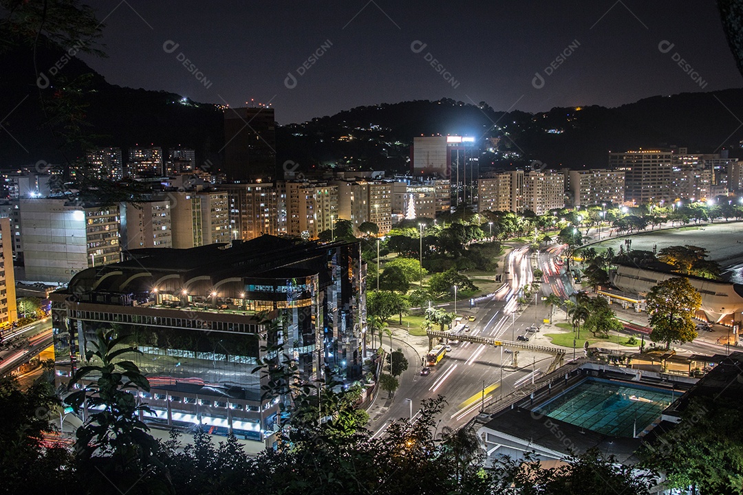 Visão noturna do bairro de Botafogo, no alto do morro do Palmado, no Rio de Janeiro.