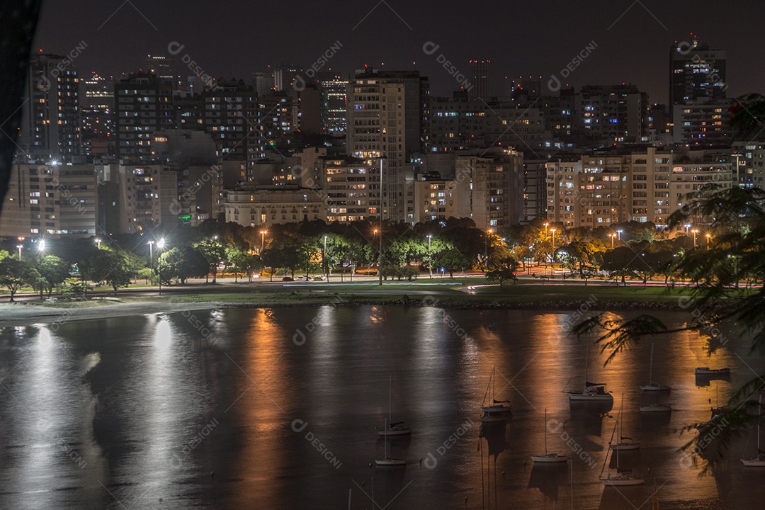 Visão noturna do bairro de Botafogo, no alto do morro do Palmado, no Rio de Janeiro.