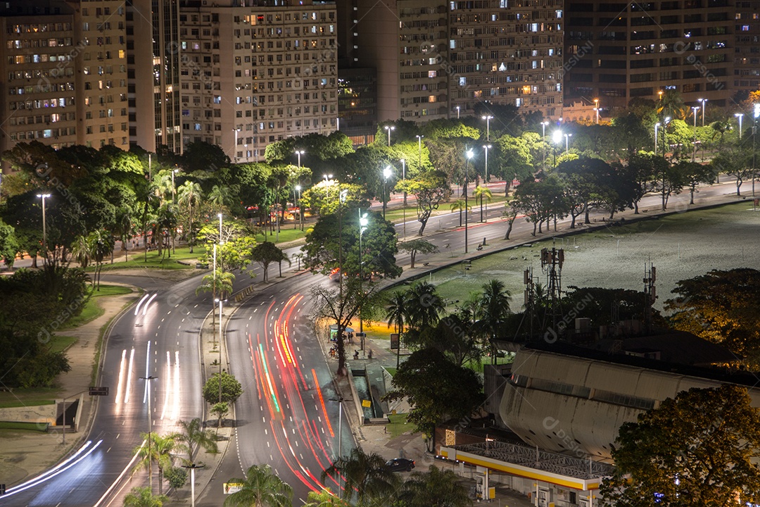 Visão noturna do bairro de Botafogo, no alto do morro do Palmado, no Rio de Janeiro.