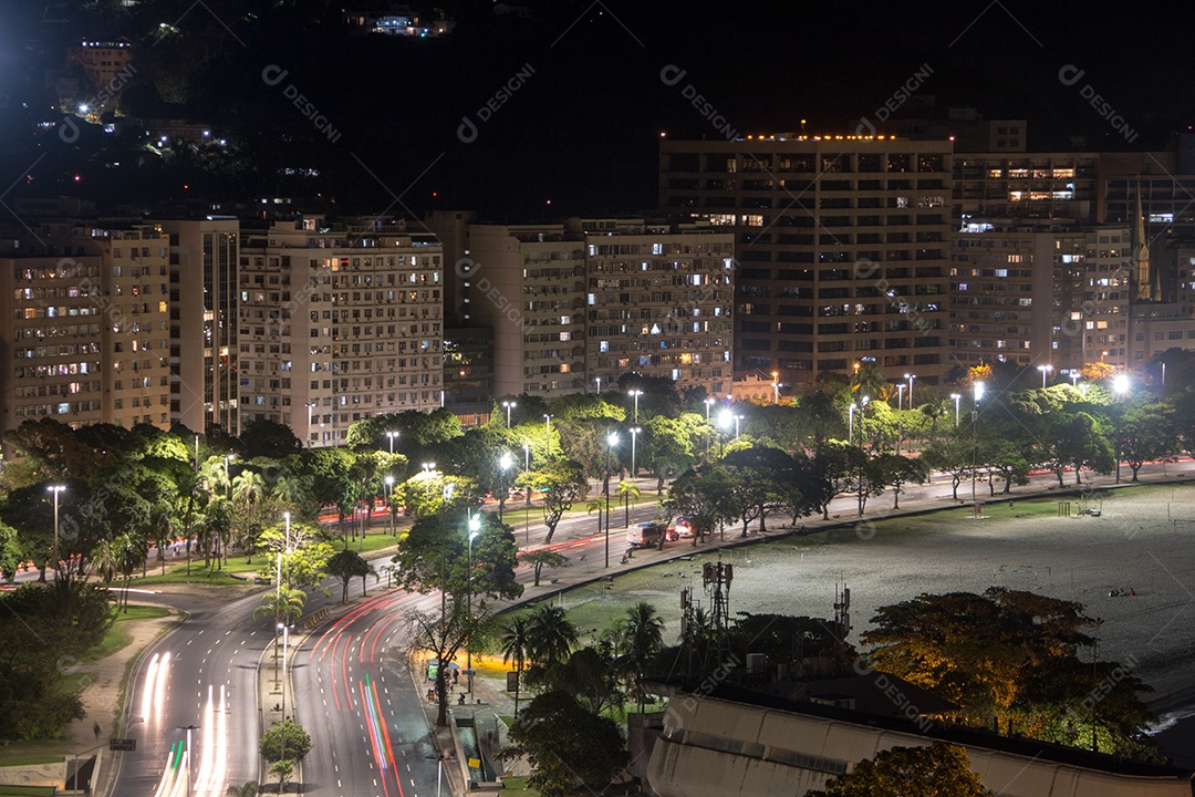 Visão noturna do bairro de Botafogo, no alto do morro do Palmado, no Rio de Janeiro.