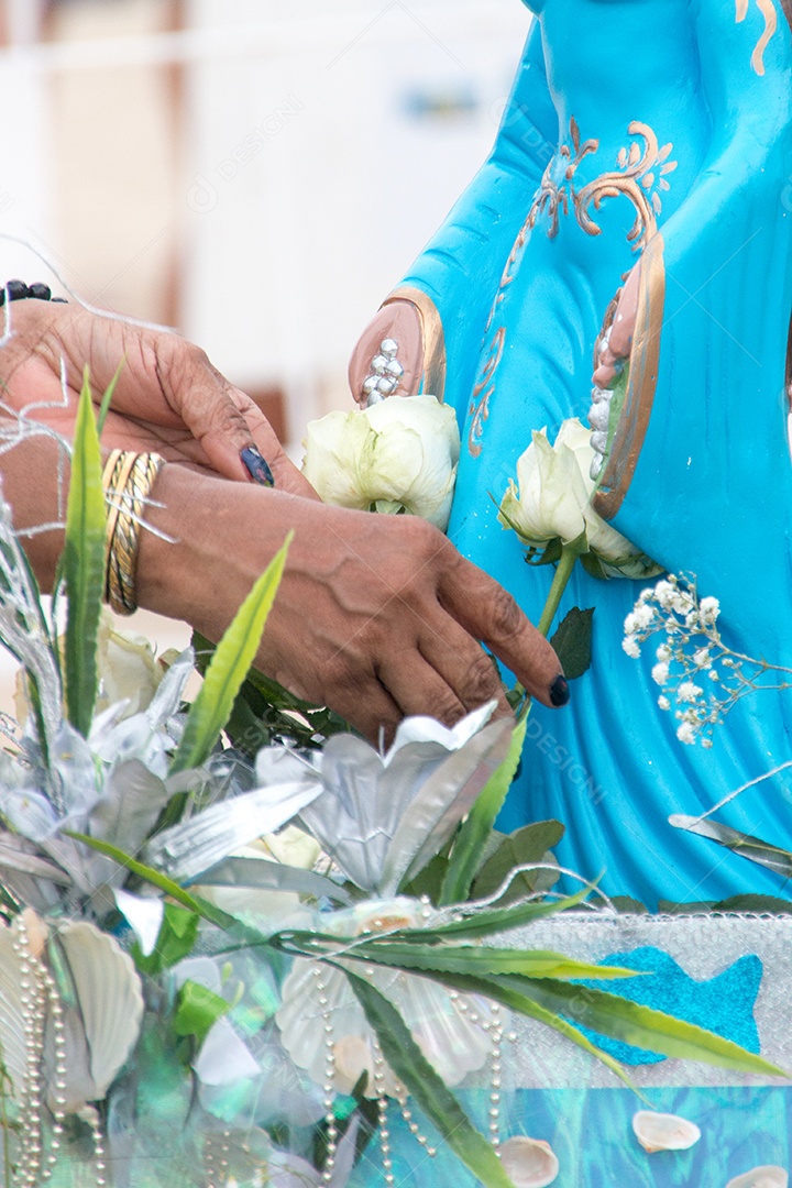 Imagem de iemanjá, na areia da praia de Copacabana, no Rio de Janeiro.