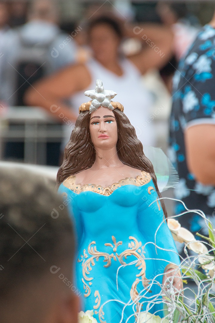 Imagem de iemanjá, na areia da praia de Copacabana, no Rio de Janeiro.